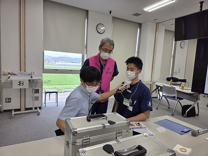 放射線測定器の取り扱いの様子