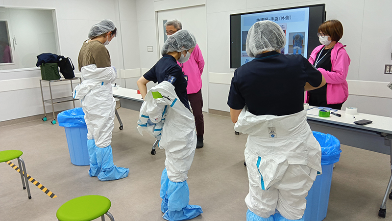 防護装備着脱の様子